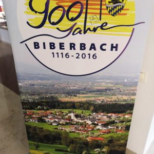 Informačný panel obce Biberbach pri príležitosti k 900. výročiu vzniku obce (v doslovnom preklade BOBRÍ POTOK).