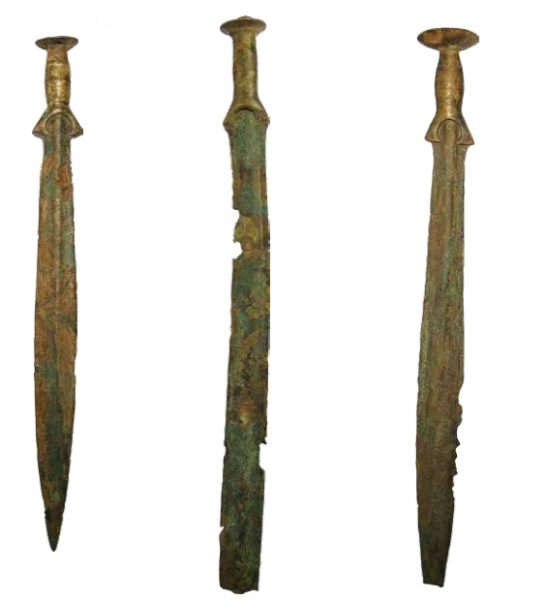 Nález 3 bronzových mečov v r. 1964